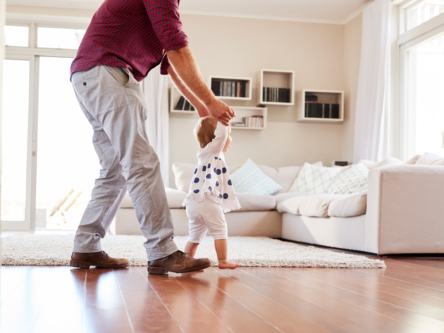 Walk at home. Зажать деньги и ходить по дому. Отец ребенок дома идет по полу. Папа помогает дочке снять обувь.