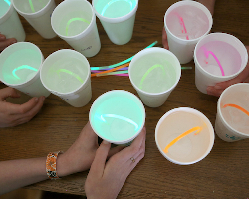 glow stick liquid experiment