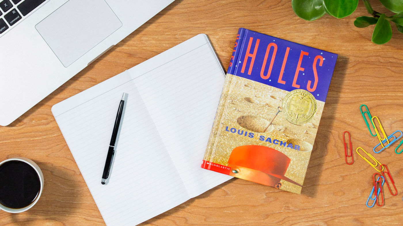 Holes - Paperback