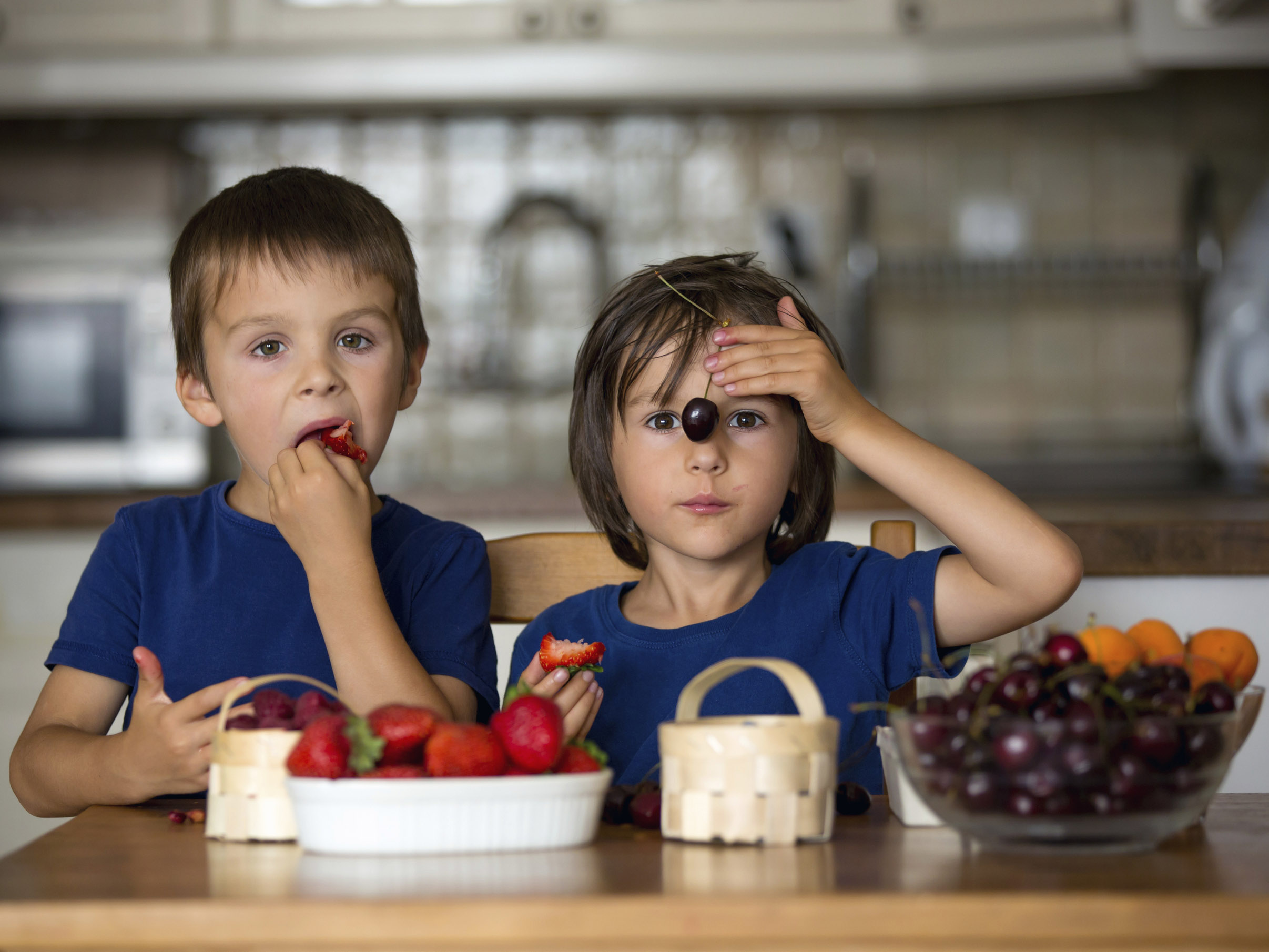 Мальчики едят девочек. Три мальчика едят дома. Поможем детским домам фруктами. Детские картинки братья едят. Кушать с братьями.