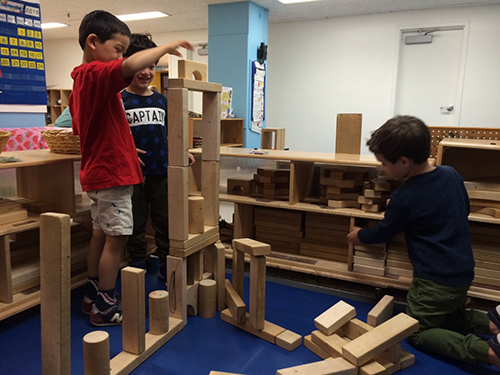 children building with blocks